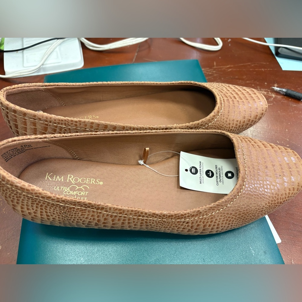 NWT  Kim Rogers Women's Tan Flats  
Size 10W - Picture 8 of 8